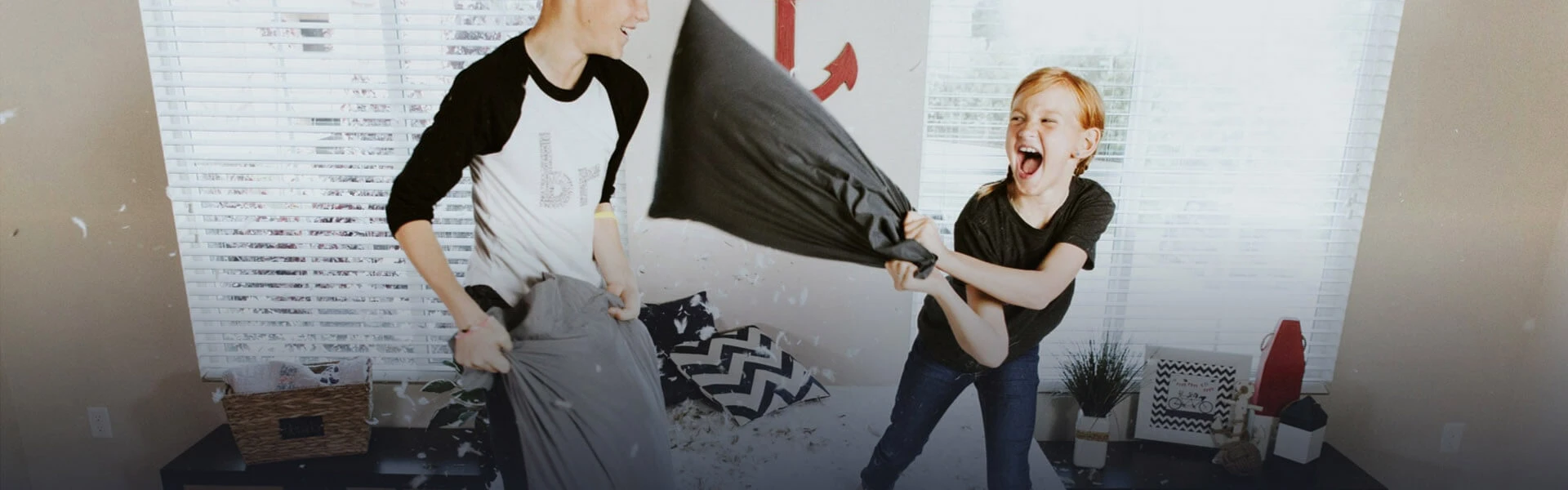 Дети остались одни дома, но под присмотром!